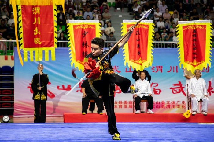2023年6月24日，在甘肃省天水市武山县举行的“武林大会”上，选手在进行传统武术器械表演。新华社记者 郎兵兵 摄