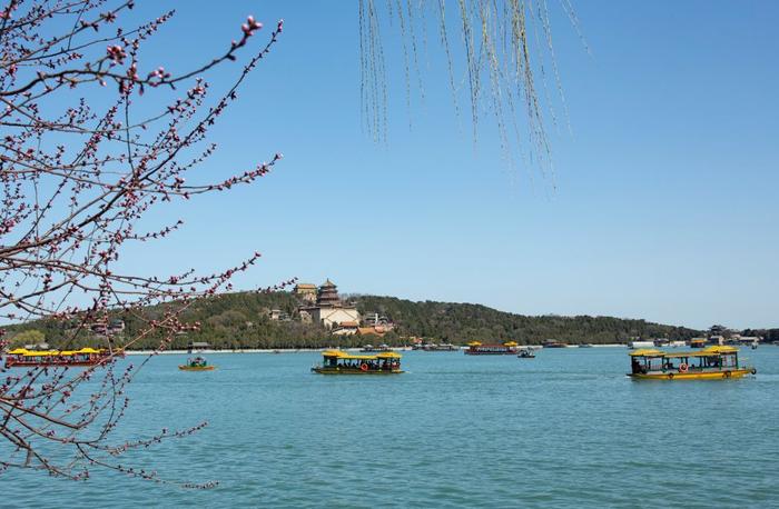 ↑北京颐和园昆明湖和万寿山（2024年3月17日）。 新华社记者 高巍 摄