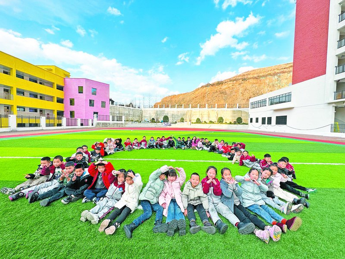 学生参加课外活动。