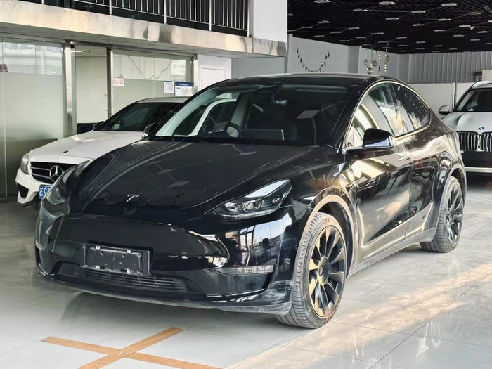 上述从业人员店内特斯拉Model Y。受访者供图。