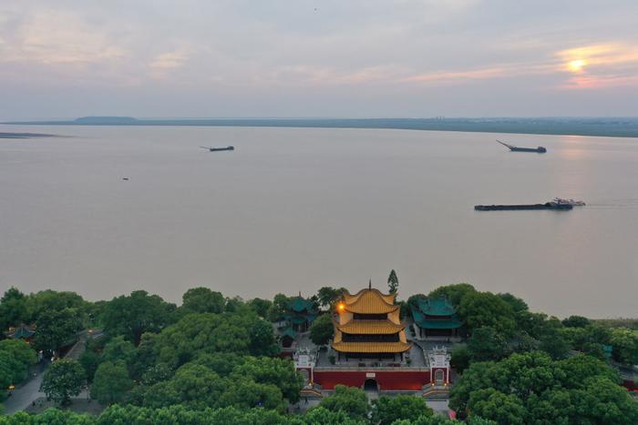 ↑洞庭湖与岳阳楼（2023年6月13日）。 新华社记者 薛宇舸 摄