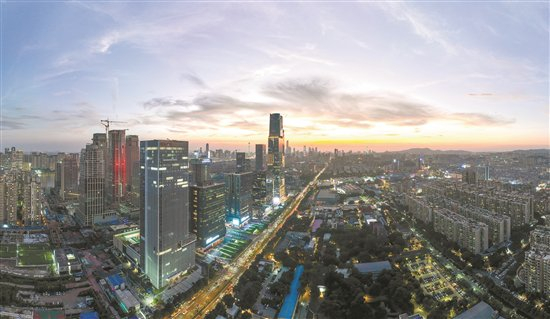 广州国际金融城起步区已渐渐成型 梁怿韬 摄