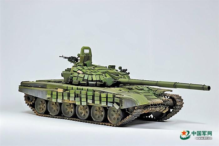 　　加装反应装甲的T-72B1坦克。资料图片