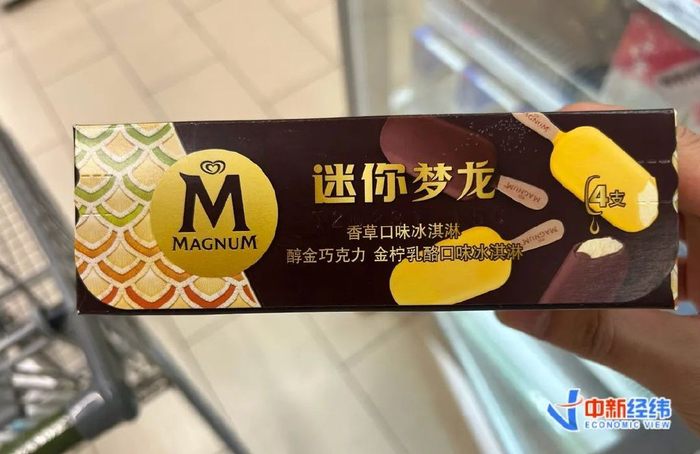 ▲生产日期隐藏在包装的褐色区域。中新经纬 薛宇飞 摄