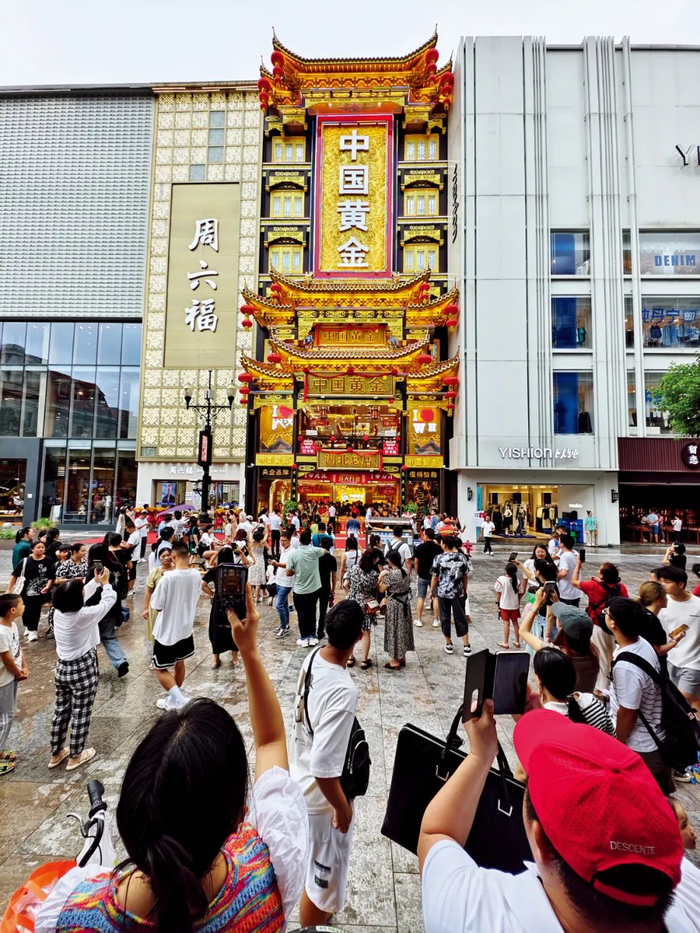 2023年8月，湖北武汉市，刚开业的中国黄金湖北总店，8层楼高的门楼金碧辉煌。