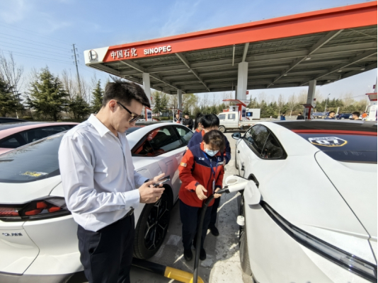 自驾游车队车辆充电