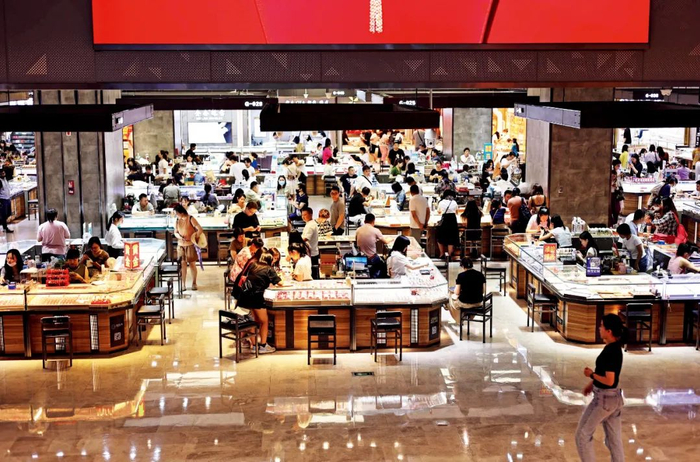 广东深圳一家珠宝交易中心的黄金首饰柜台。本文图/视觉中国