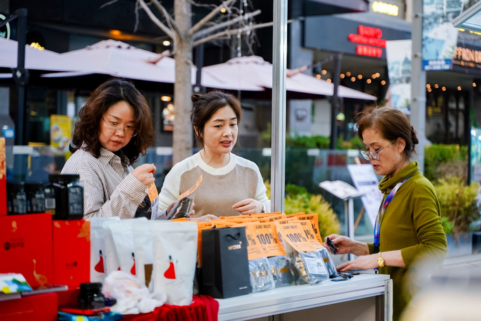 “丝路云品”集市Hi购徐泾活动现场，受访者供图