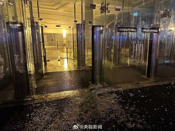 遭袭音乐厅内部浓烟弥漫，观众大厅的屋顶已经坍塌。