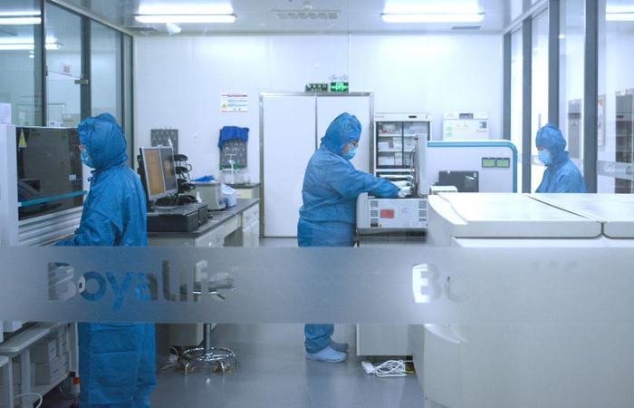 2024年3月22日，工作人员在博雅生命科技有限公司天津基地的实验室内工作。新华社发