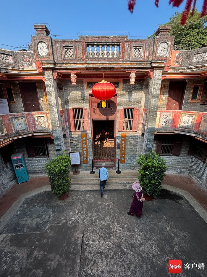 蔡家宅时常会有游客到访。记者 姚皓 摄