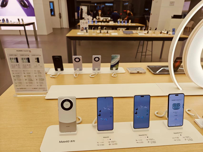 华为Mate60系列 图源：观察者网