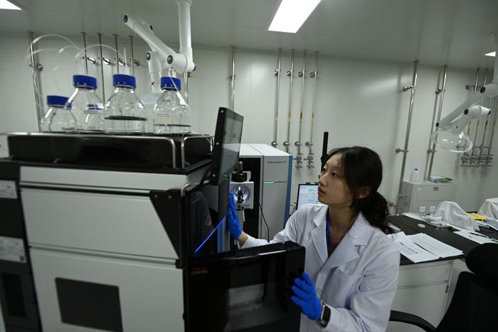 2024年3月22日，科研人员在细胞生态海河实验室内查看设备参数。新华社记者 赵子硕 摄