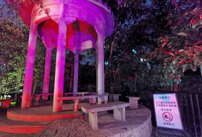 中山公园靠近周边社区的区域都设有“禁音牌”。陈玺撼摄