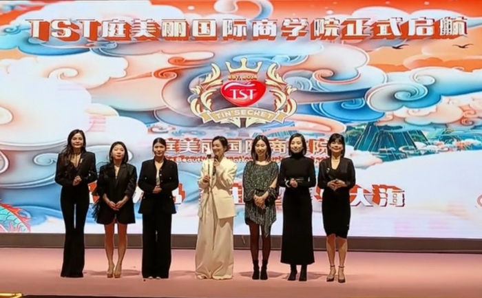 白色衣服为张庭，截图自视频号“庭美丽学苑”