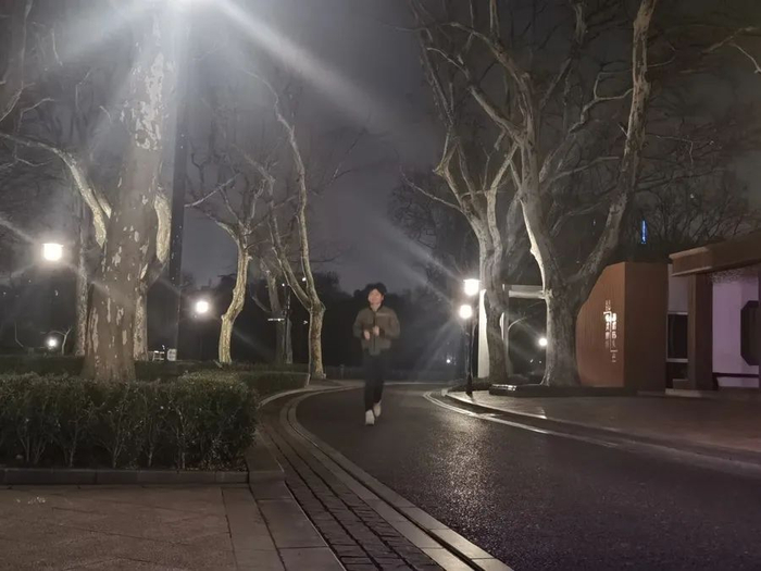 接近凌晨，中山公园内，还有市民在夜跑。陈玺撼摄