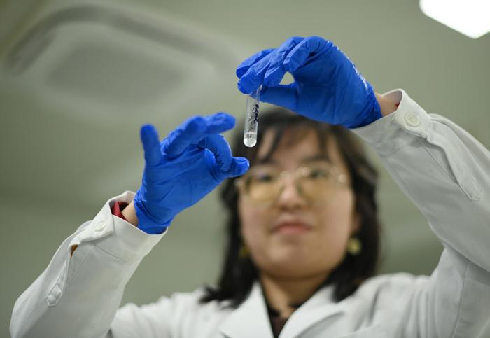 2024年3月22日，科研人员在细胞生态海河实验室内准备实验。新华社记者 赵子硕 摄