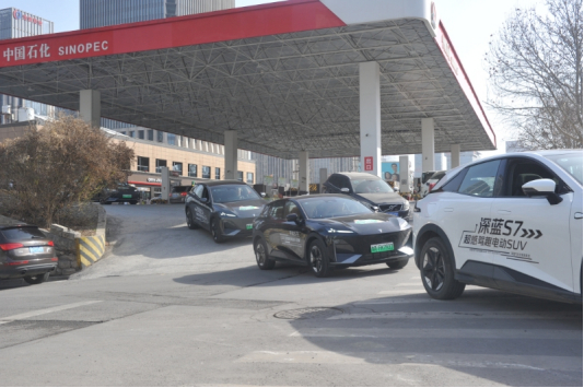 自驾游车队有序驶出加油站