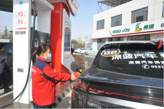 自驾游车队车辆加油