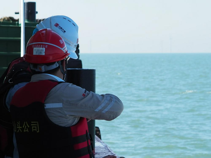 （王强在介绍大唐勒门I海上风电场情况 财联社记者摄）