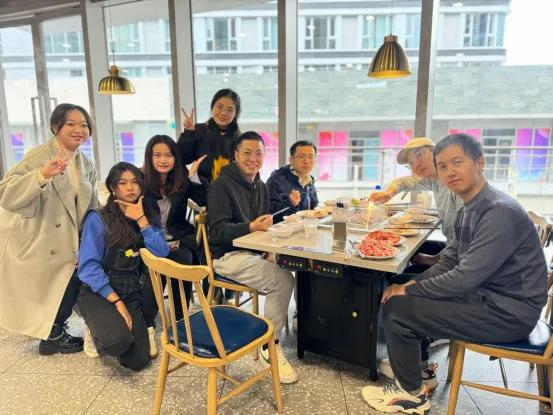 2023年底陈逸伦和学生们聚餐