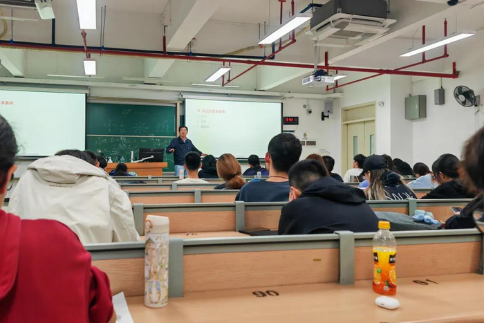 陈逸伦给学生上课