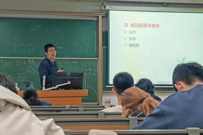 陈逸伦在给学生上公选课《空中浩劫：气象危机》