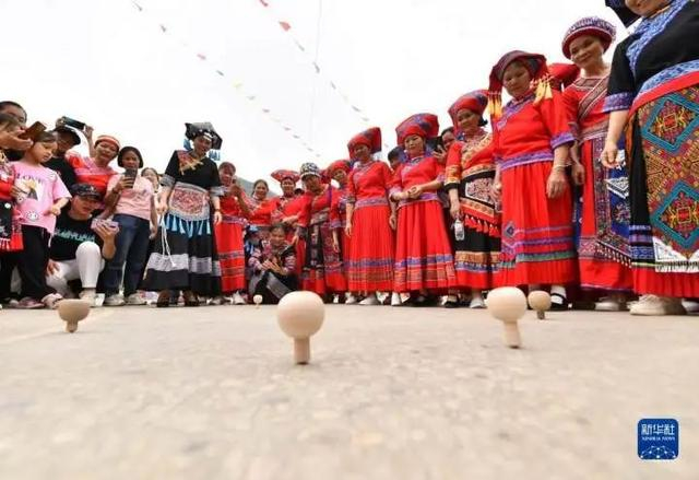2023年“三月三”，广西河池市大化瑶族自治县凤翔村，村民在打陀螺。图自新华社
