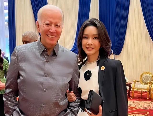 金建希曾一脸热情地挽着拜登的手臂,合影中两人显得“非常亲密”。当时,这张照片迅速引发韩国网友热议。