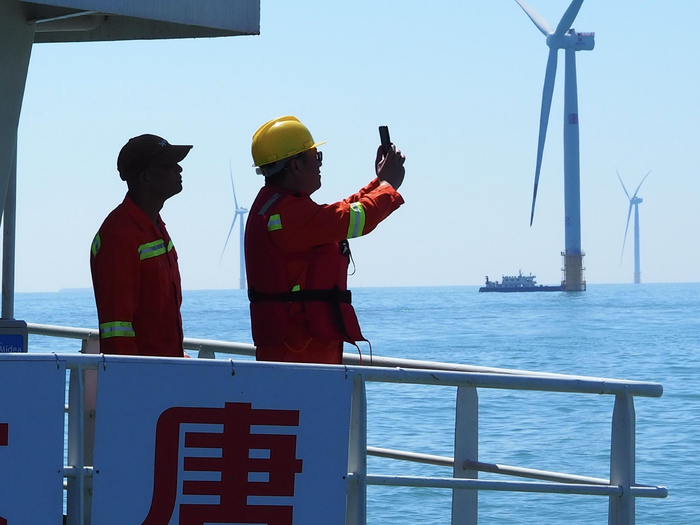 （在巡视的大唐汕头公司工程师 财联社记者摄）