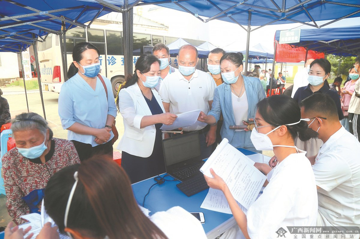 2023年，自治区疾控中心专家在武宣县指导老年人等重点人群开展结核病主动筛查。（自治区疾控中心供图）