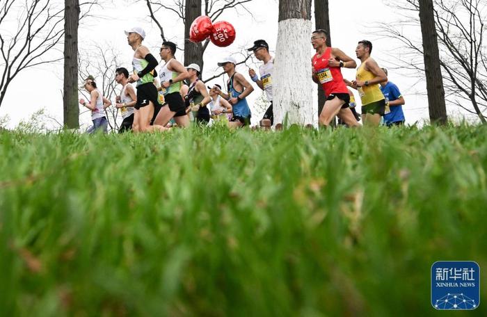 ↑参赛选手经过武汉东湖绿道。新华社记者 程敏 摄