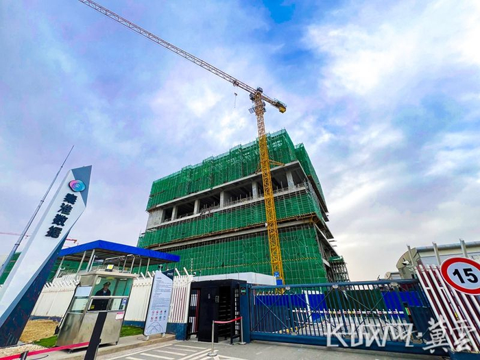 怀来县秦淮新媒体大数据产业基地四期项目建设现场。长城网·冀云客户端记者 熊睿琦 摄