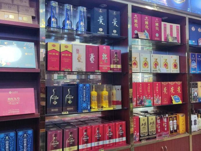 广州市某线下店面酒水陈列(来源:《消费者报道》摄)