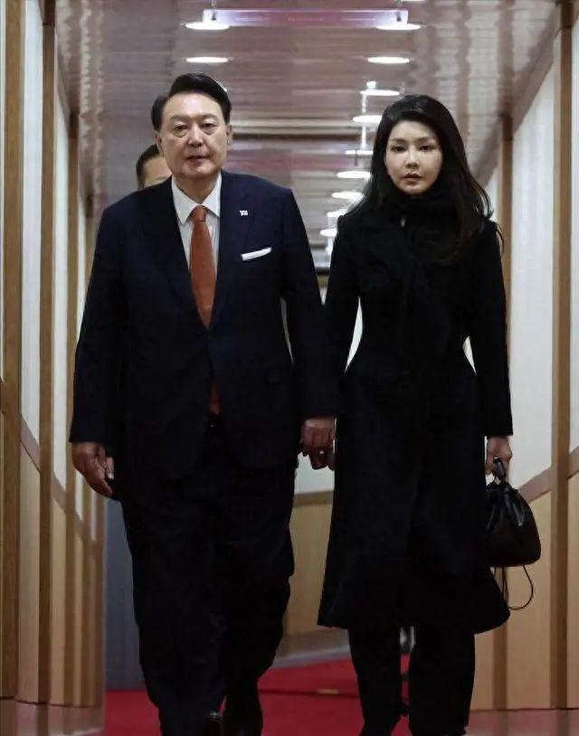  当地时间2023年12月15日，韩国总统和夫人结束了对荷兰的访问。金建希回国时一身黑色长款大衣亮相。