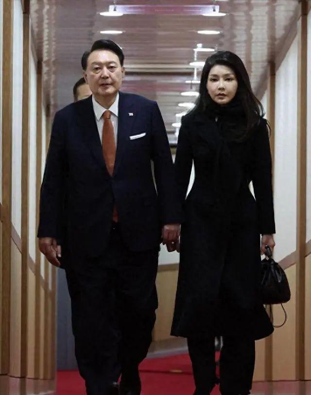 当地时间2023年12月15日,韩国总统和夫人结束了对荷兰的访问。金建希回国时一身黑色长款大衣亮相。