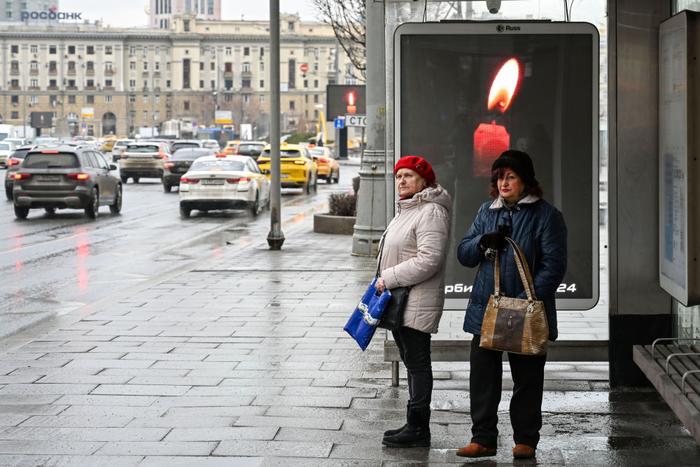   3月23日，俄罗斯首都莫斯科街头的广告牌播出蜡烛图案，悼念莫斯科近郊恐袭事件遇难者。新华社记者曹阳摄