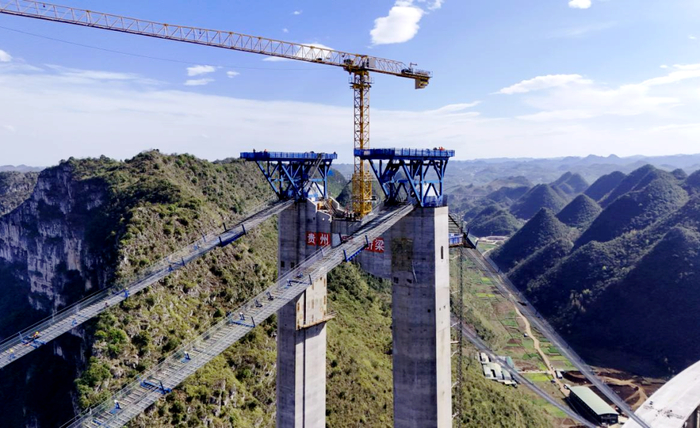 花江峡谷大桥索鞍吊装完成