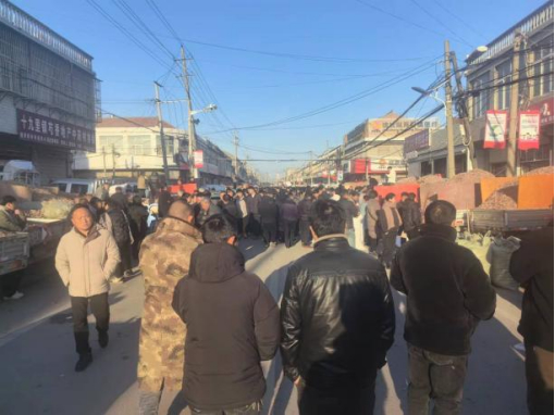 亳州十九里镇清晨药材大集（图片来源：财联社记者摄）