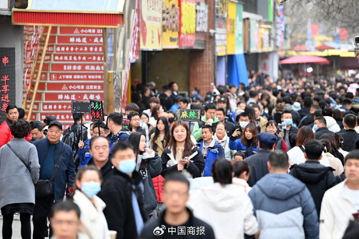 近日，天水麻辣烫走红网络，吸引八方游客亲赴天水品美食，赏美景，逛龙城。（图片由CNSPHOTO提供）