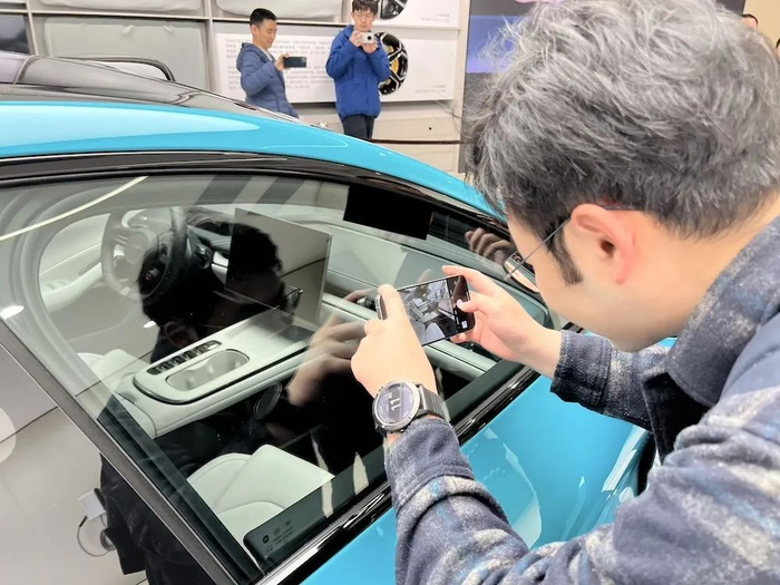 ▲现场观众拍摄小米SU7