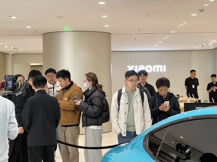 ▲限流中等待入场的观众