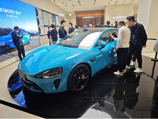 深圳市福田区小米汽车门店，预约进店的客户在咨询汽车情况。安宇飞/摄