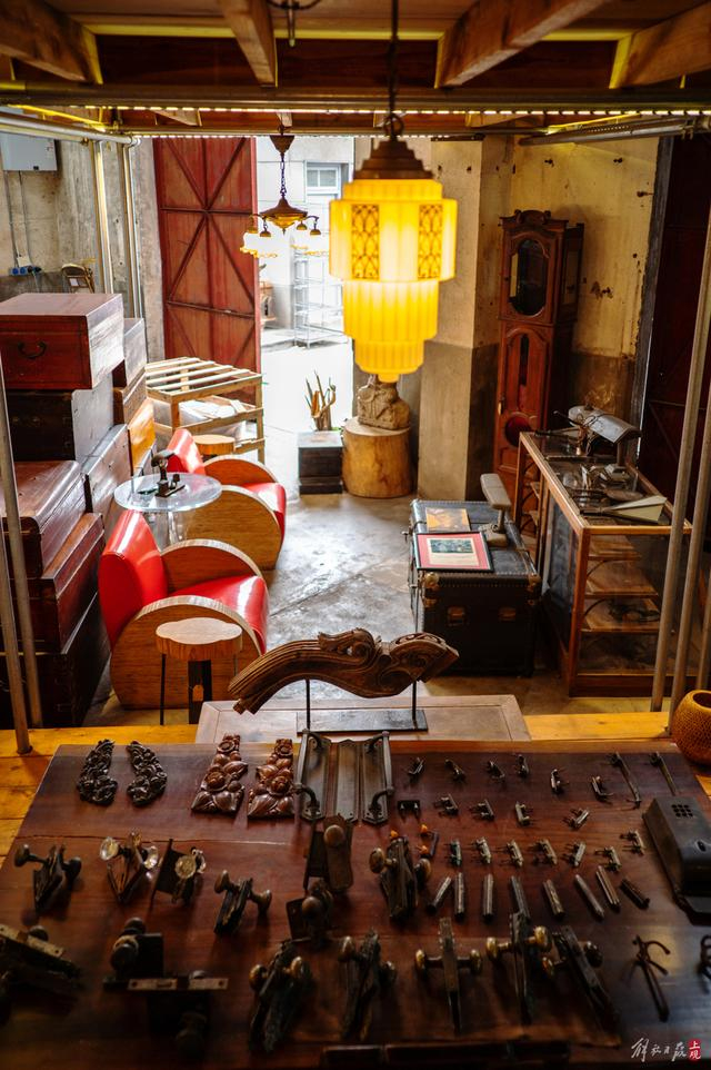 南翔一间展厅内,修缮后的老物件成了许多年轻人喜欢的家居用品和灵感来源。（董天晔 摄）