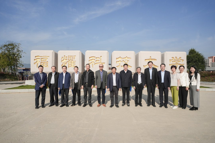 在曹德旺理事长的带领下，福耀科技大学（暂名）理事会成员和嘉宾们参观了校园。