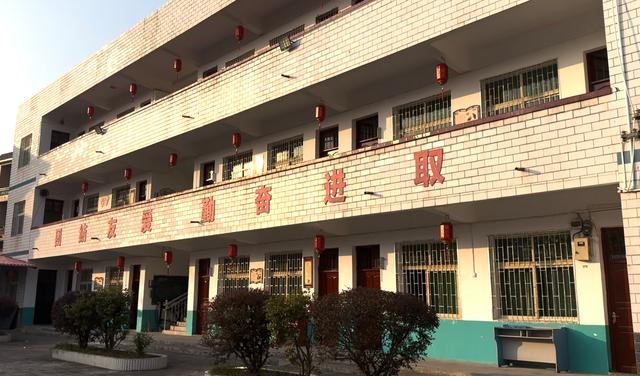 　　村小的教学楼。受访者供图