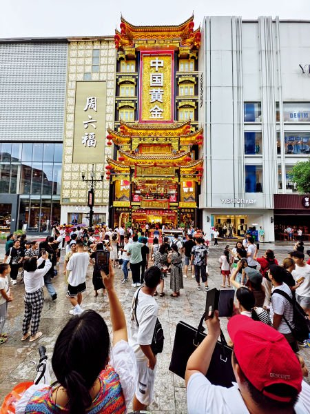 2023年8月，湖北武汉市，刚开业的中国黄金湖北总店，8层楼高的门楼金碧辉煌。