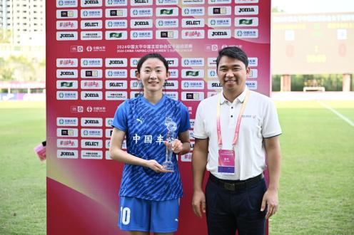 中国太平业务总监李庆明为本场最佳球员武汉女足队长姚伟颁奖。