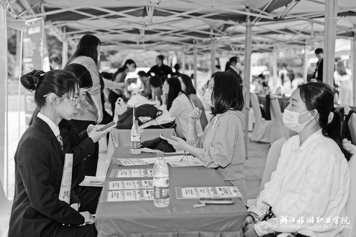     浙江旅游职业学院毕业生参加校内招聘会 浙江旅游职业学院 供图