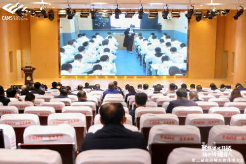 参会嘉宾观摩襄阳四中品质好课堂